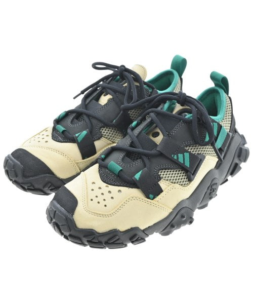 adidas 運動鞋