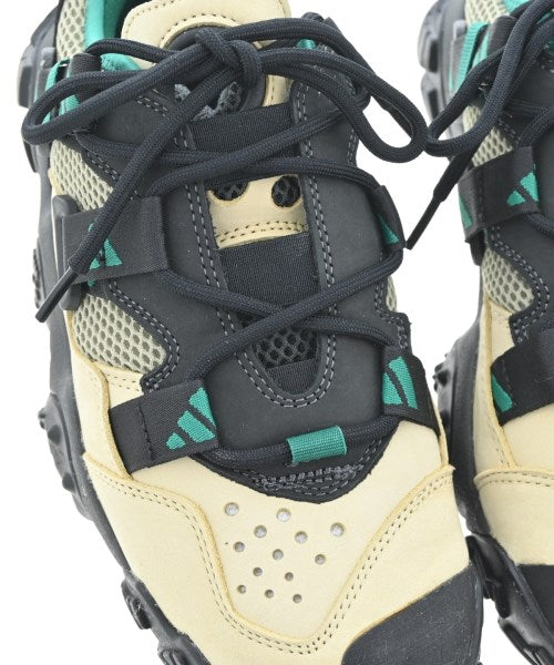 adidas 運動鞋