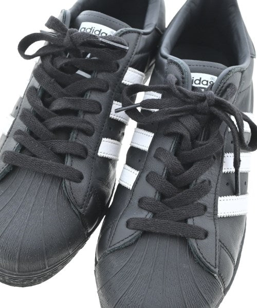 adidas 運動鞋