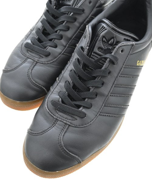 adidas 運動鞋