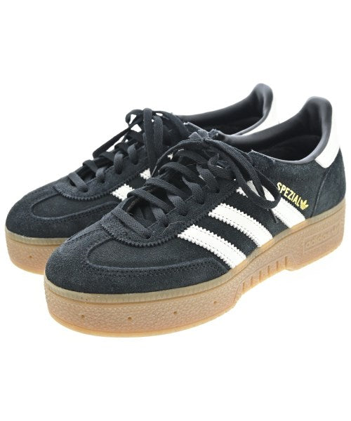 adidas 運動鞋