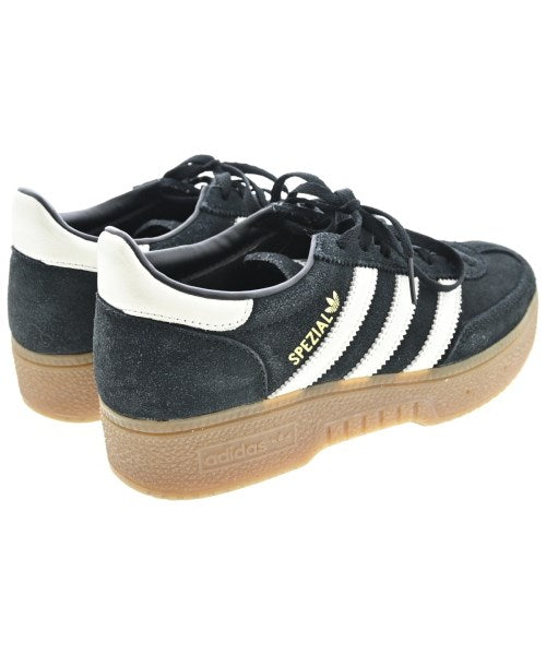 adidas 運動鞋