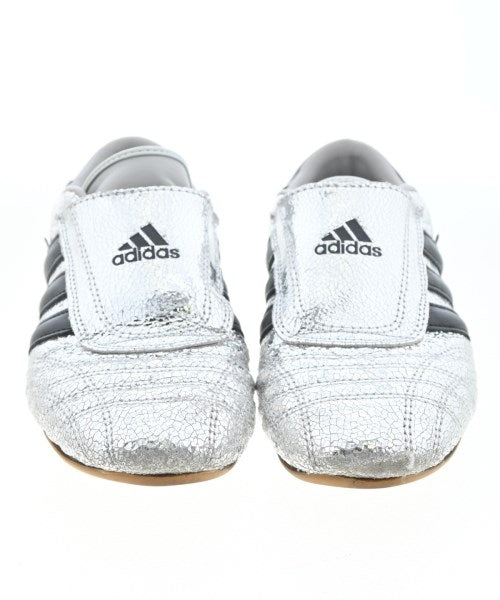 adidas 運動鞋