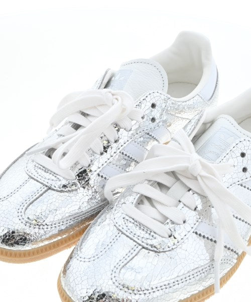 adidas 運動鞋