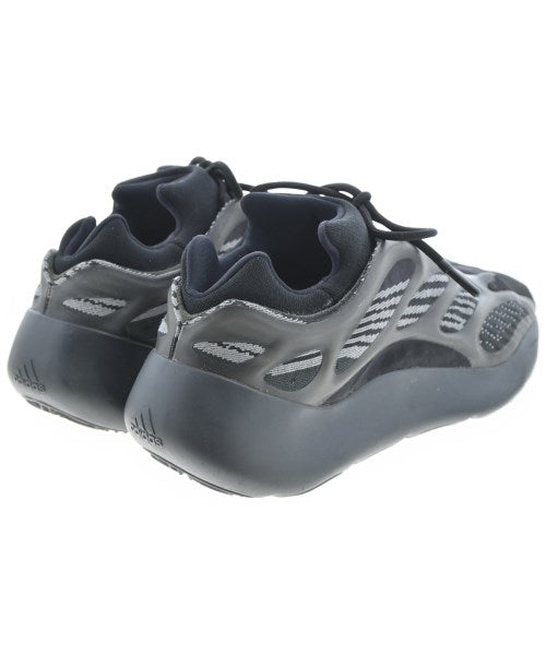 adidas 運動鞋