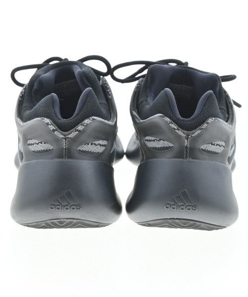 adidas 運動鞋