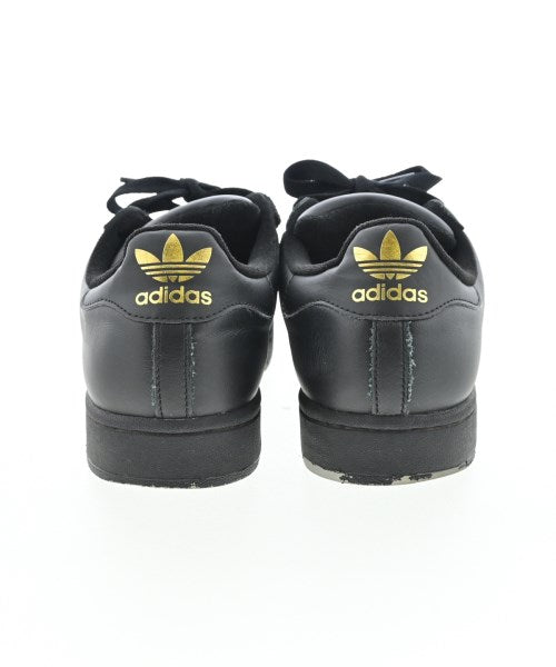 adidas 運動鞋