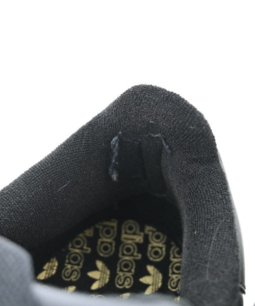 adidas 運動鞋