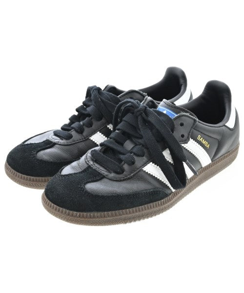 adidas 運動鞋