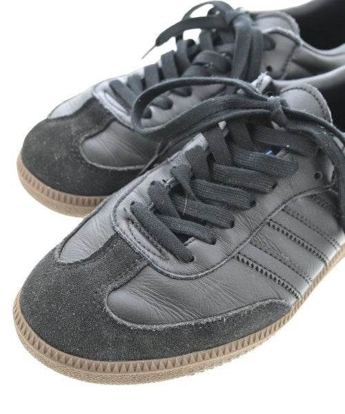 adidas 運動鞋
