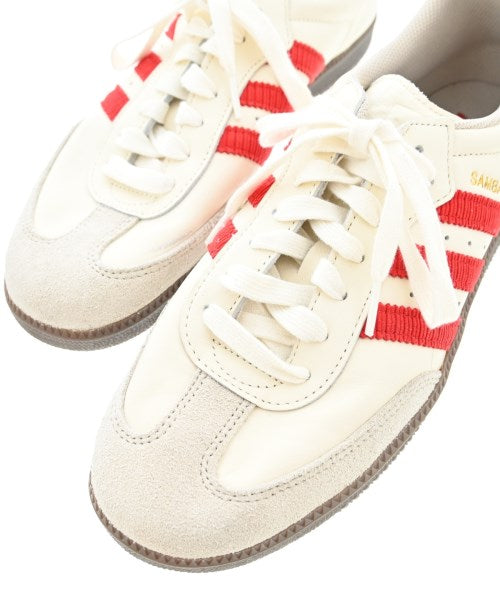 adidas 運動鞋