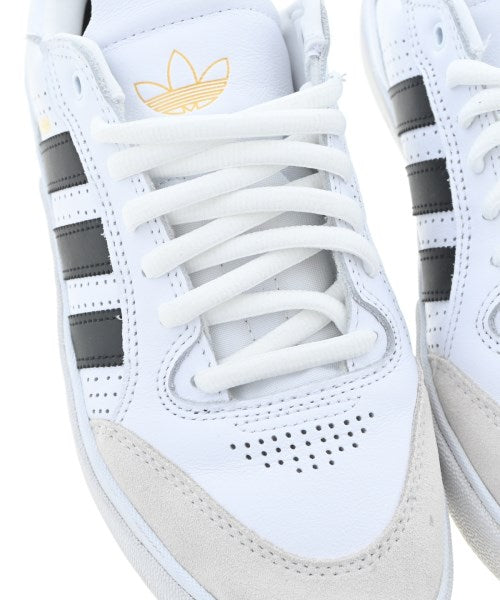adidas 運動鞋
