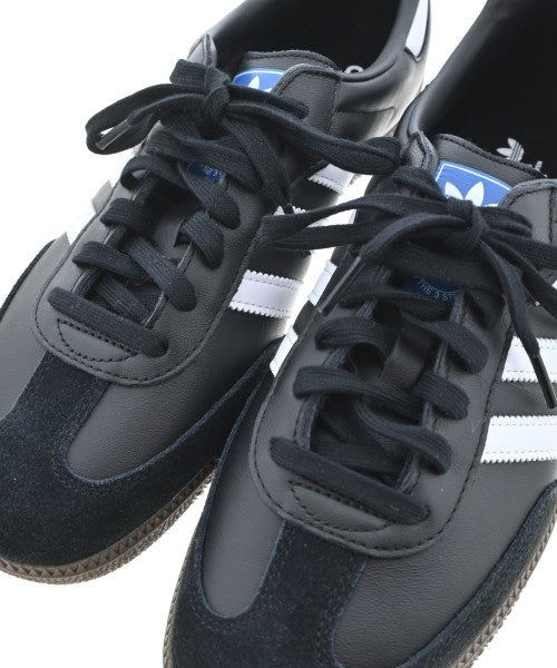 adidas 運動鞋