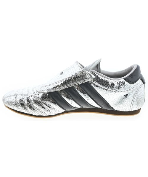 adidas 運動鞋