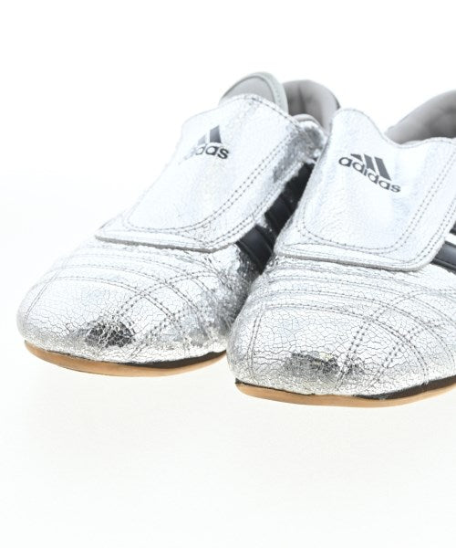 adidas 運動鞋
