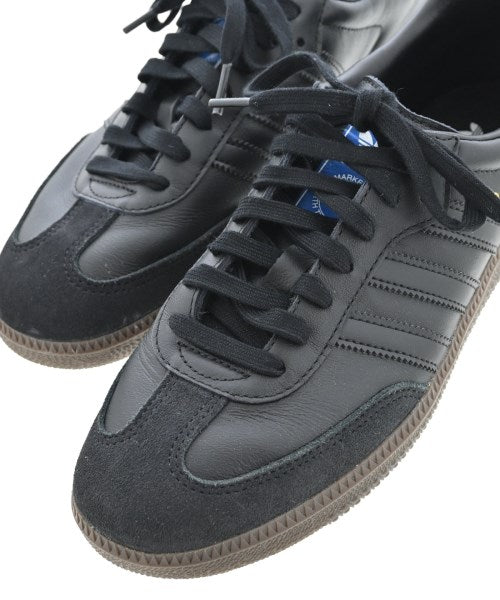 adidas 運動鞋