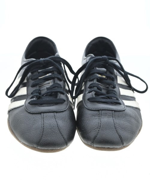 adidas 運動鞋