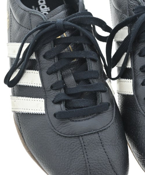 adidas 運動鞋