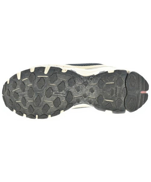 adidas 運動鞋