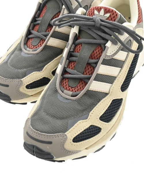 adidas 運動鞋