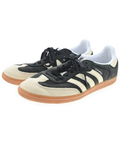 adidas 運動鞋
