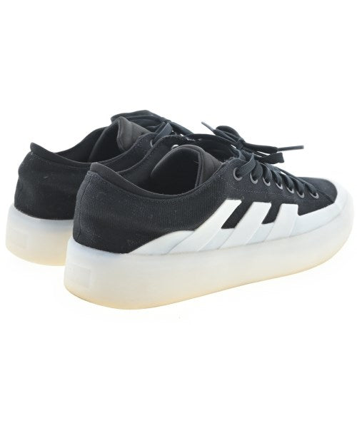 adidas 運動鞋