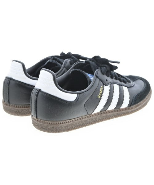 adidas 運動鞋
