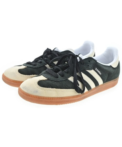 adidas 運動鞋