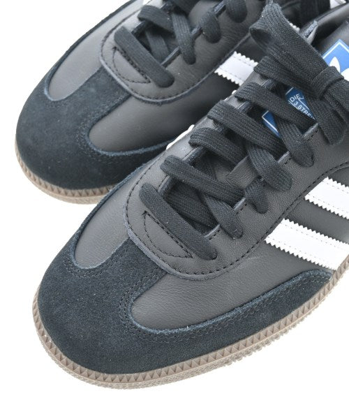 adidas 運動鞋