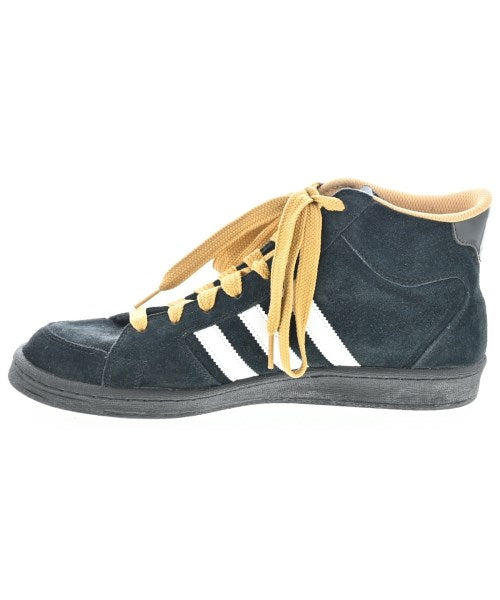adidas 運動鞋