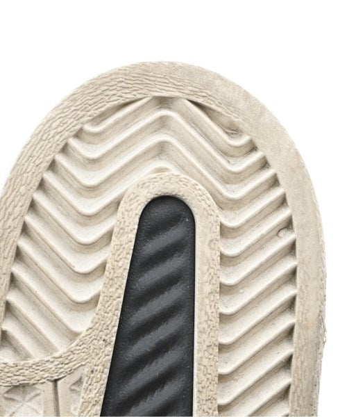 adidas 運動鞋