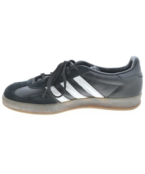 adidas 運動鞋