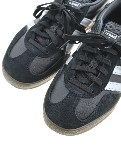 adidas 運動鞋