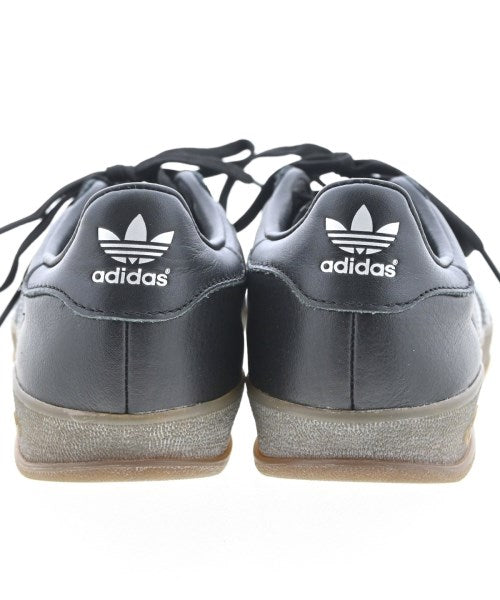 adidas 運動鞋