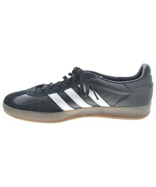 adidas 運動鞋