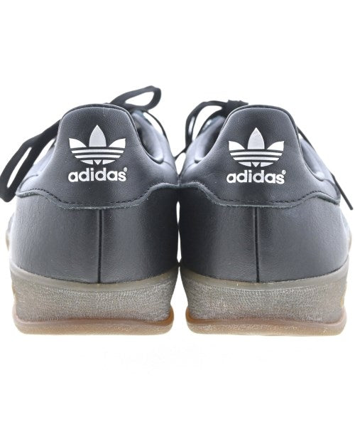 adidas 運動鞋