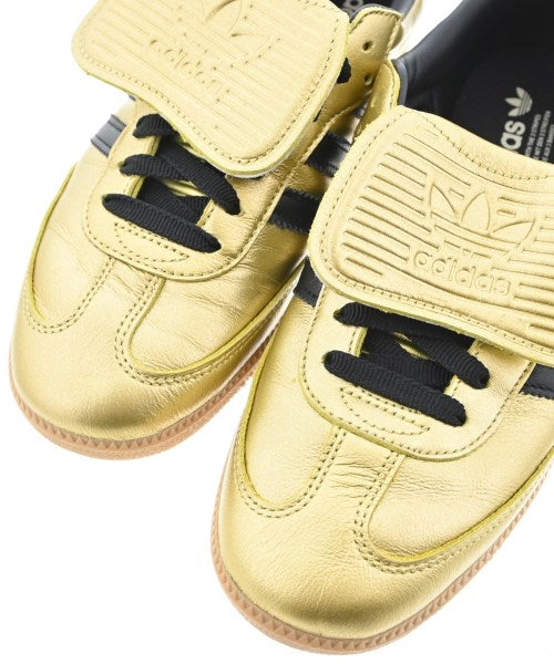 adidas 運動鞋