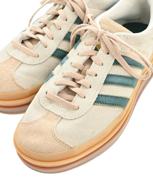 adidas 運動鞋