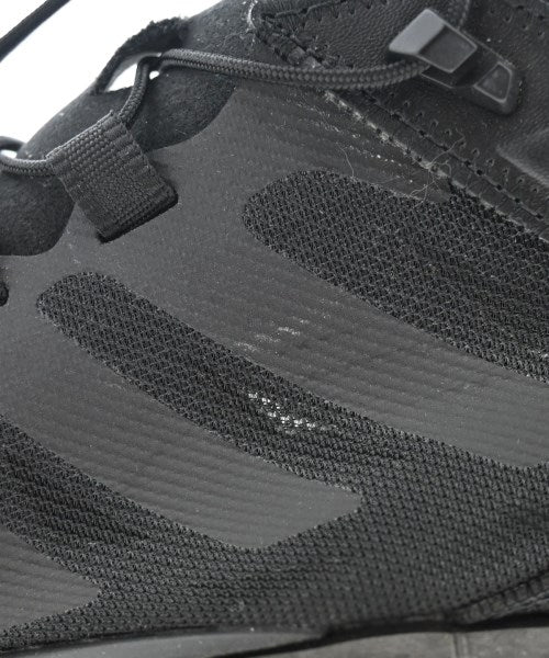 adidas 運動鞋