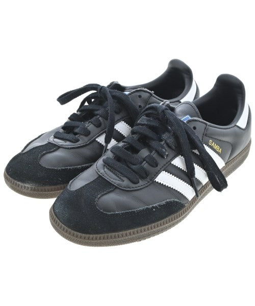 adidas 運動鞋
