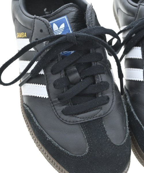 adidas 運動鞋