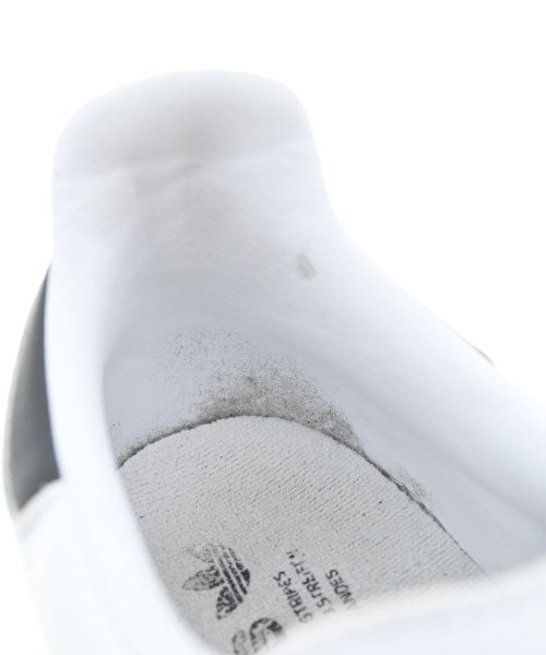 adidas 運動鞋