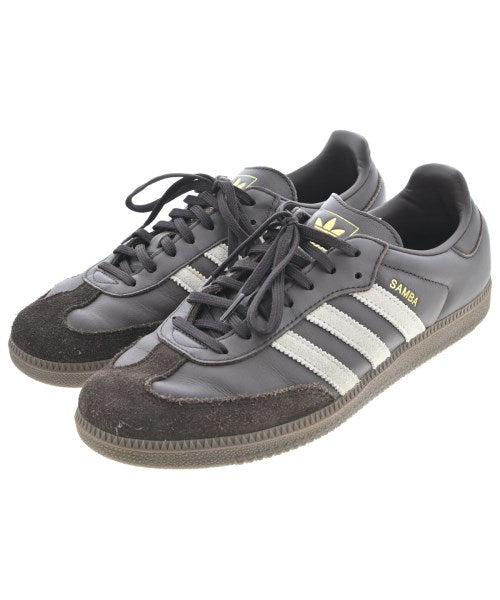 adidas 運動鞋