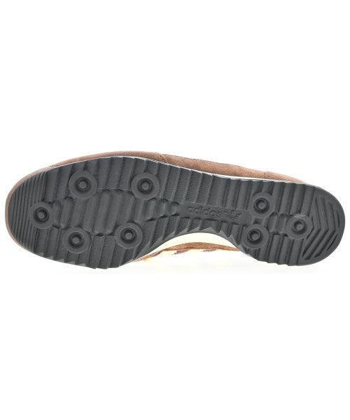 adidas 運動鞋