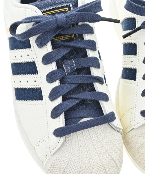 adidas 運動鞋