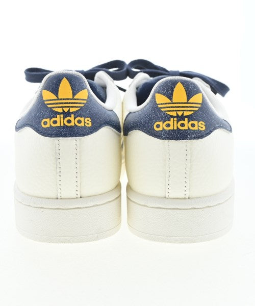 adidas 運動鞋
