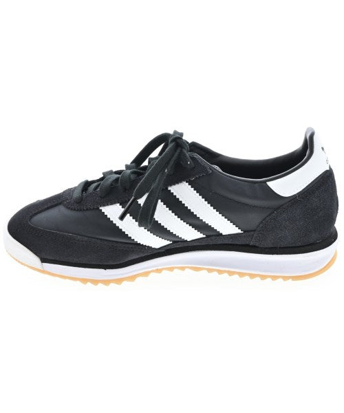 adidas 運動鞋