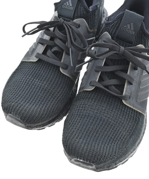 adidas 運動鞋