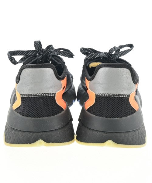adidas 運動鞋