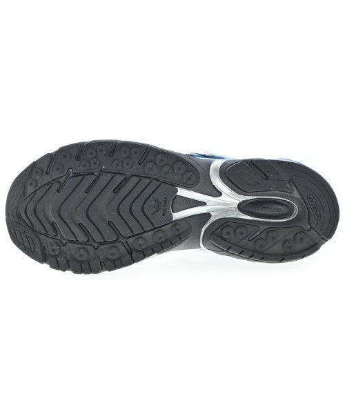 adidas 運動鞋